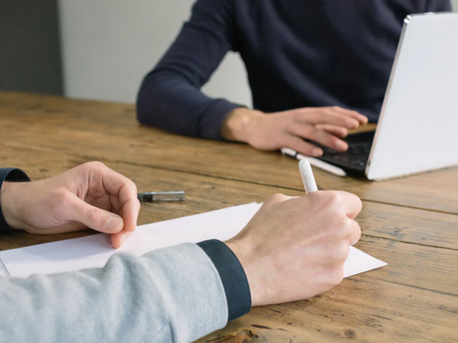 Comment rédiger une attestation sur l'honneur pour un collègue ?